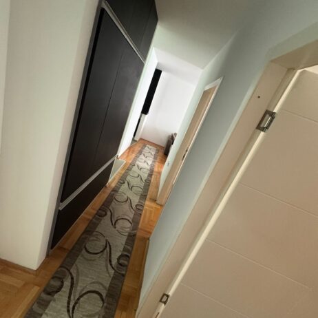 Izdajem dvosoban stan 63m2 i garazu 14m2