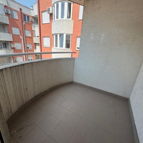Izdajem dvosoban stan 63m2 i garazu 14m2