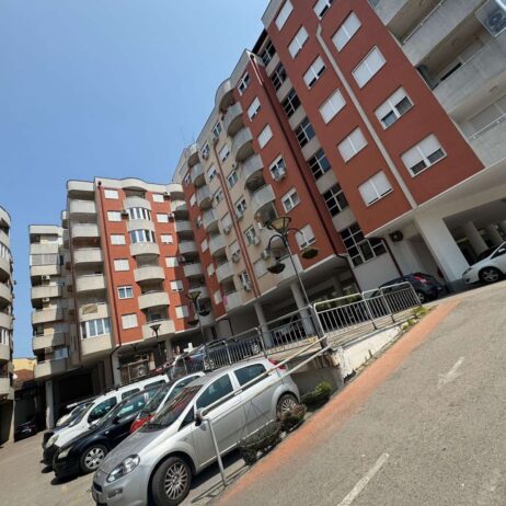Izdajem dvosoban stan 63m2 i garazu 14m2