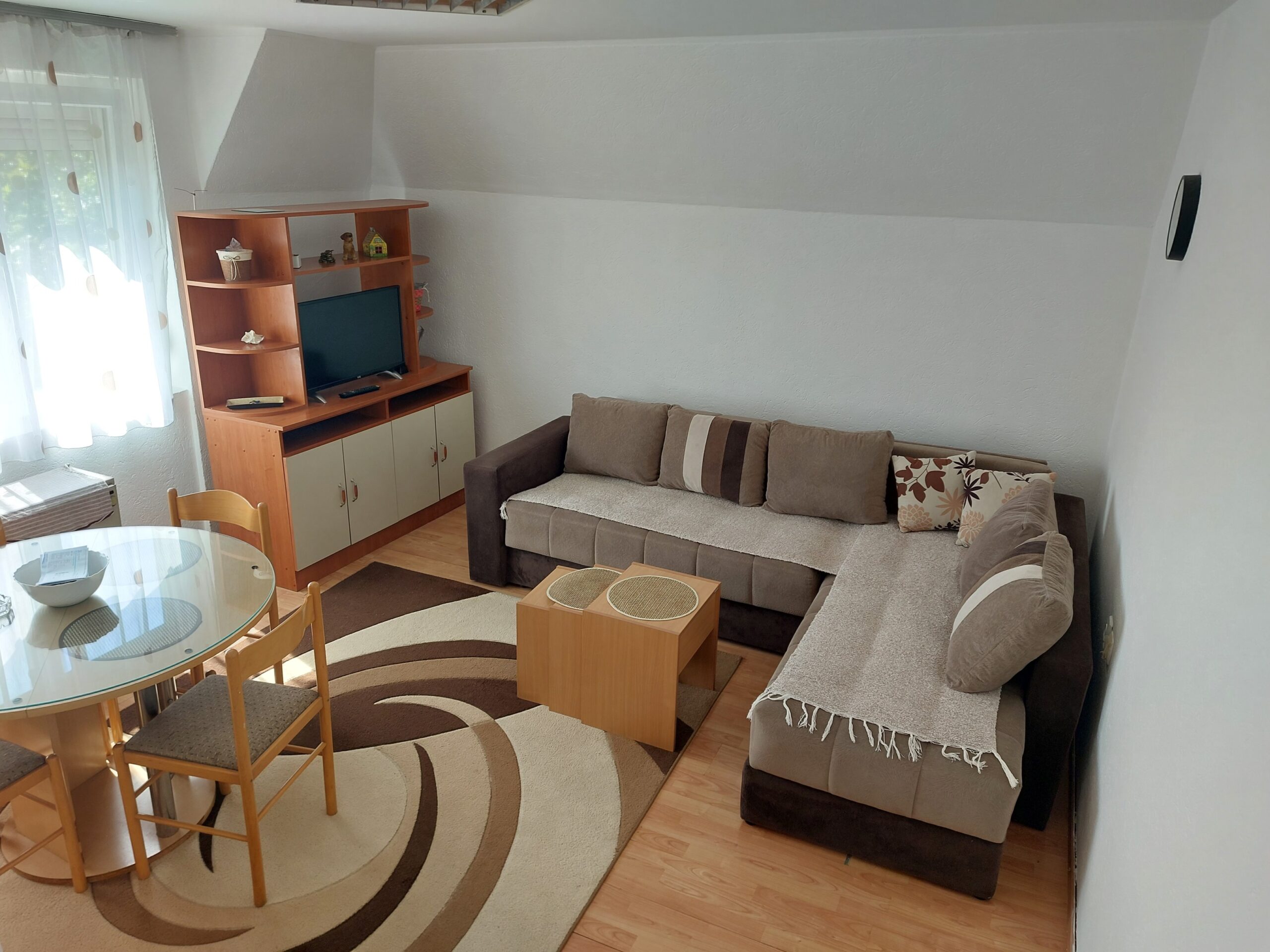 Izdajem jednoiposoban stan, 34m²