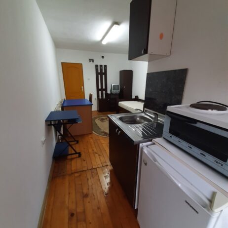 Izdajem u novoj zgradi komplet nameštene studentske apartmane na 100m od Pravnog i Ekonomskog f. CG, kupatilo, šporet, frižider, kuhinja, KTV, internet i dr. Cena 270E sa svim troškovima. 0611799030