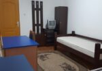 Izdajem u novoj zgradi komplet nameštene studentske apartmane na 100m od Pravnog i Ekonomskog f. CG, kupatilo, šporet, frižider, kuhinja, KTV, internet i dr. Cena 270E sa svim troškovima. 0611799030