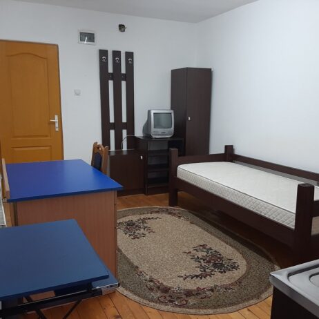 Izdajem u novoj zgradi komplet nameštene studentske apartmane na 100m od Pravnog i Ekonomskog f. CG, kupatilo, šporet, frižider, kuhinja, KTV, internet i dr. Cena 270E sa svim troškovima. 0611799030