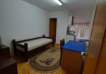 Izdajem u novoj zgradi komplet nameštene studentske apartmane na 100m od Pravnog i Ekonomskog f. CG, kupatilo, šporet, frižider, kuhinja, KTV, internet i dr. Cena 270E sa svim troškovima. 0611799030