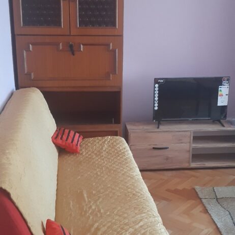 na prodaju polovni kauč i regal