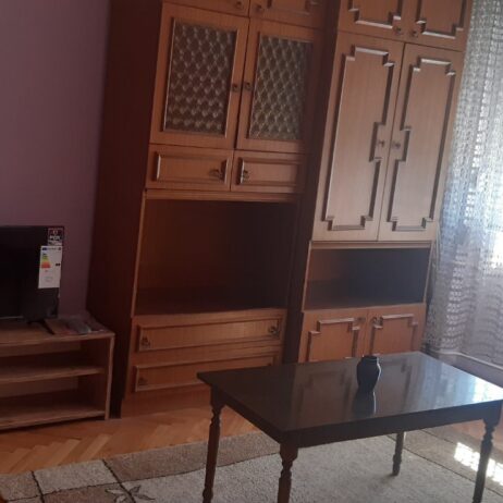 na prodaju polovni kauč i regal