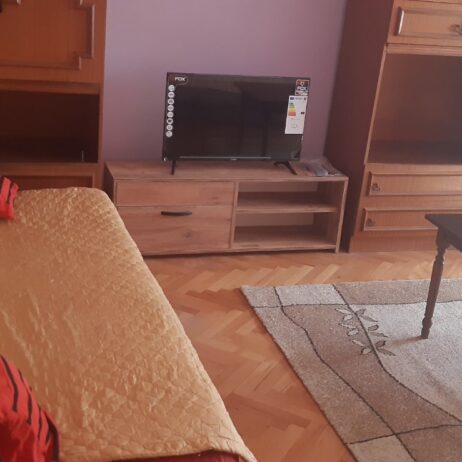 na prodaju polovni kauč i regal