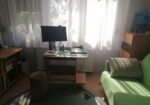Na prodaju pet komoda i radni sto