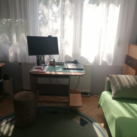 Na prodaju pet komoda i radni sto
