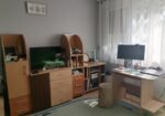 Na prodaju pet komoda i radni sto