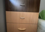 Na prodaju pet komoda i radni sto