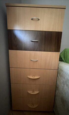Na prodaju pet komoda i radni sto
