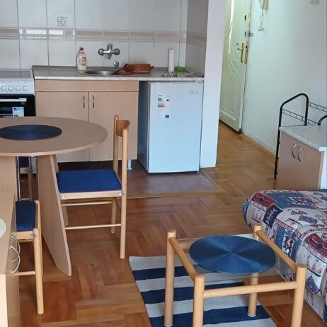 Izdajem kompletno namestenu garsonjeru u strogom centru grada na 4 spratu, CG. 0638947866