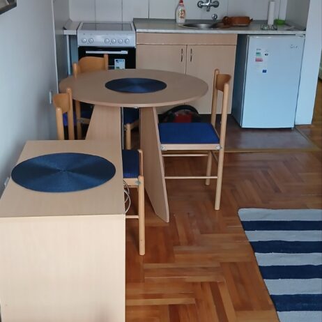 Izdajem kompletno namestenu garsonjeru u strogom centru grada na 4 spratu, CG. 0638947866