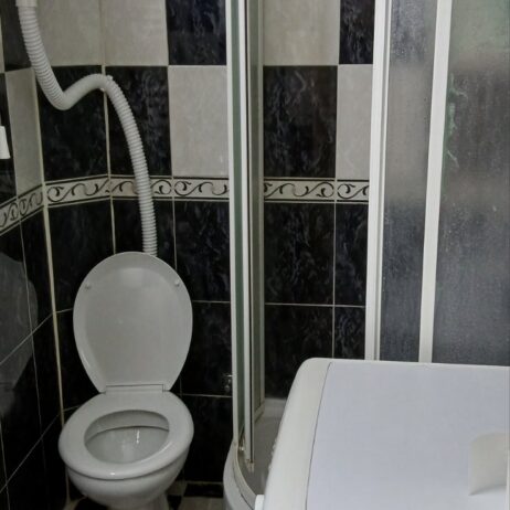 Izdajem kompletno namestenu garsonjeru u strogom centru grada na 4 spratu, CG. 0638947866