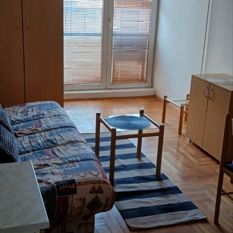 Izdajem kompletno namestenu garsonjeru u strogom centru grada na 4 spratu, CG. 0638947866