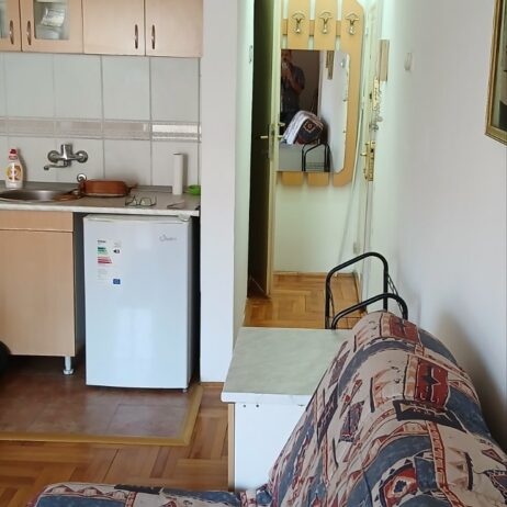 Izdajem kompletno namestenu garsonjeru u strogom centru grada na 4 spratu, CG. 0638947866