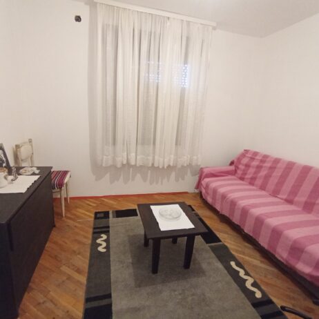 Izdajem namesten sprat u kuci u blizini osnovne skole “Njegos”
