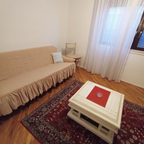 Izdajem namesten sprat u kuci u blizini osnovne skole “Njegos”