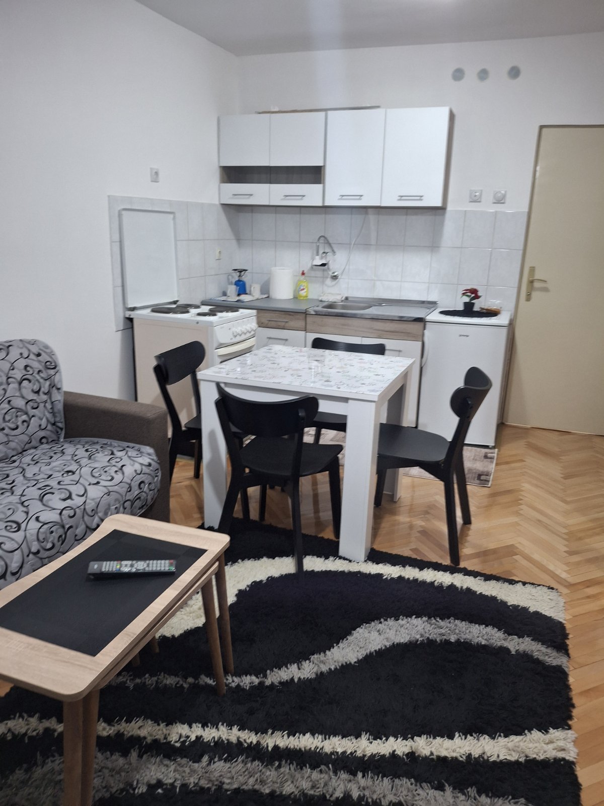 Izdajem garsonjeru na Bulevaru Medijana