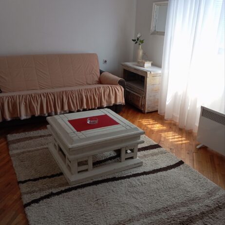 Izdajem namesten sprat u kuci u blizini osnovne skole “Njegos”