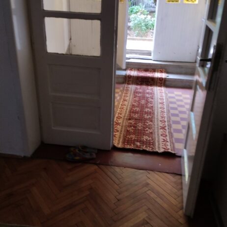 izdaje se prostran stan u panteleju 95 m2-grejanje na gas
