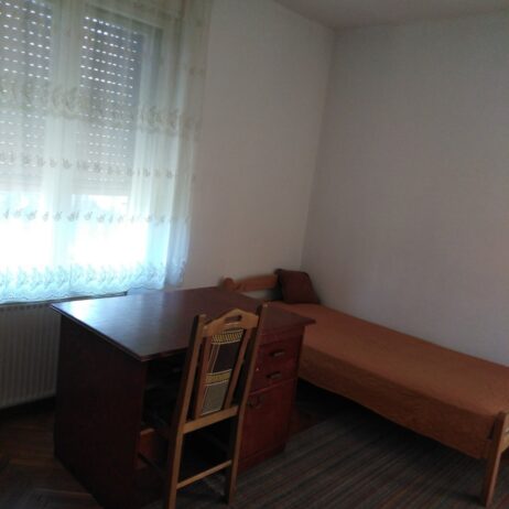 Izdajem trosoban stan preko puta Pravnog fakulteta za 3-4 studenta ,CG,   kontakt 0612266915