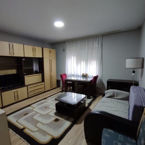 Izdajem sobu za studentkinju ili ucenicu u blizini fakulteta Zastita na radu i gimnazije Svetozar Markovic. Grejanje TA pec 0694277833