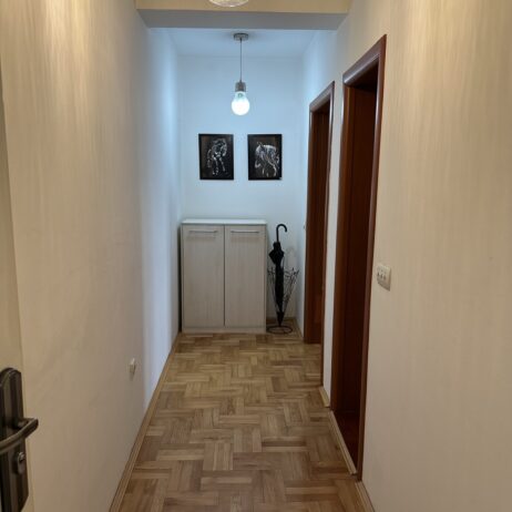 Izdajem namesten stan 48m2 u centru Nisa. 0621660710