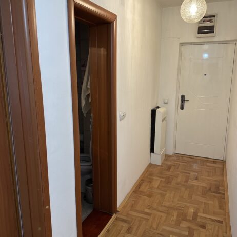 Izdajem namesten stan 48m2 u centru Nisa. 0621660710