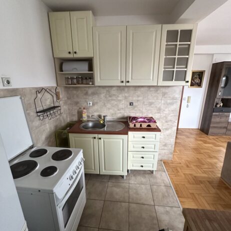 Izdajem namesten stan 48m2 u centru Nisa. 0621660710