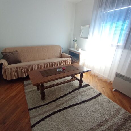 Izdajem namesten sprat u kuci u blizini osnovne skole “Njegos”