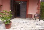 Izdajem namesten stan u kuci u durlanu iznad skole Mika Antic za samce. 062410006