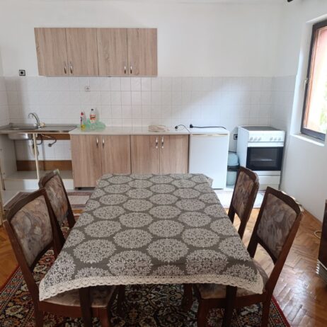 Izdajem namesten stan u kuci u durlanu iznad skole Mika Antic za samce. 062410006
