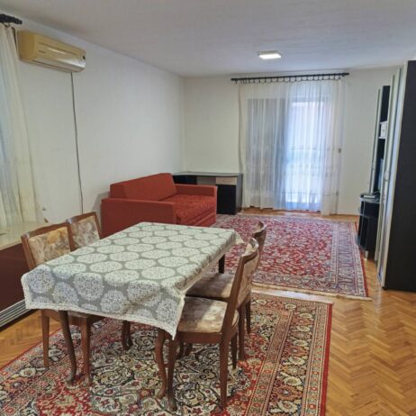 Izdajem namesten stan u kuci u durlanu iznad skole Mika Antic za samce. 062410006