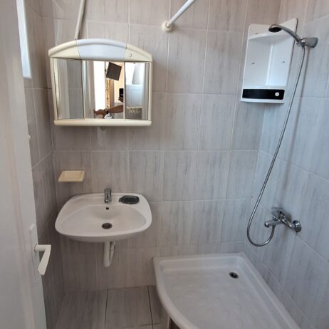 Izdajem namestenu garsonjeru u centru Nisa. Grejanje TA. Cena 130 eura. 0654119889