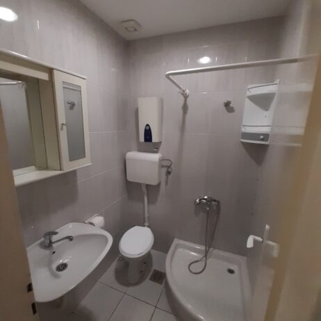 Izdajem namesten dvosoban stan u centru Nisa. Grejanje TA. Cena 220 eura. 0654119889
