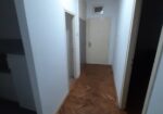 Izdajem namesten trosoban stan u centru Nisa. Grejanje TA. Cena 300 eura. 0654119889