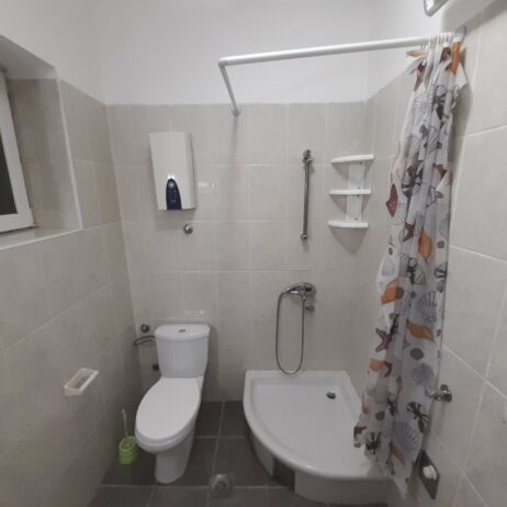 Izdajem namesten trosoban stan u centru Nisa. Grejanje TA. Cena 300 eura. 0654119889