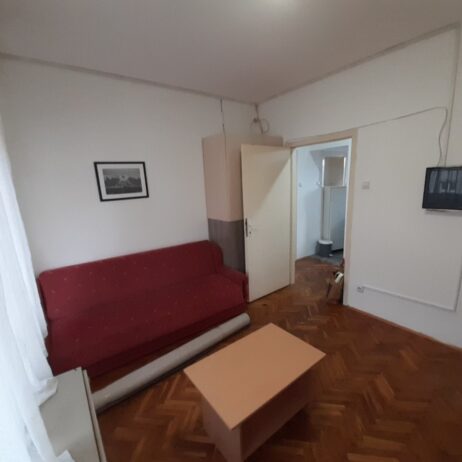Izdajem namesten trosoban stan u centru Nisa. Grejanje TA. Cena 300 eura. 0654119889