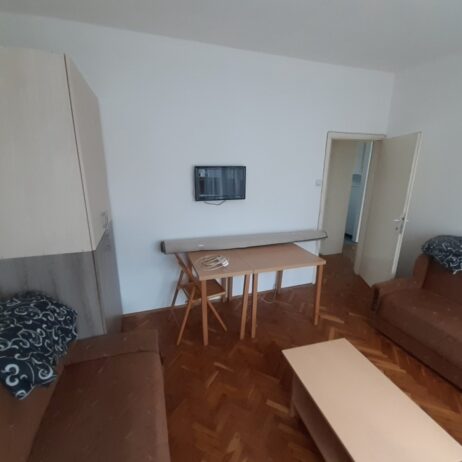 Izdajem namesten trosoban stan u centru Nisa. Grejanje TA. Cena 300 eura. 0654119889