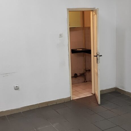 Izdaje se lokal br. 19, u poslovnom centru Ambasador na spratu pored stepenica 30m2. Za sve informacije zvati na telefon 0652811111 Vukić Predrag.