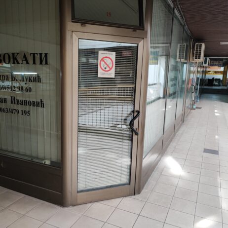Izdaje se lokal br. 19, u poslovnom centru Ambasador na spratu pored stepenica 30m2. Za sve informacije zvati na telefon 0652811111 Vukić Predrag.