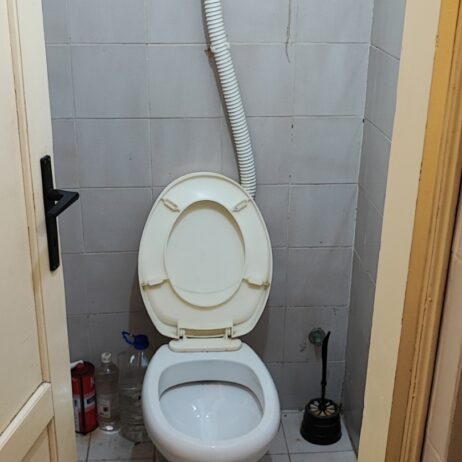 Izdaje se lokal br. 19, u poslovnom centru Ambasador na spratu pored stepenica 30m2. Za sve informacije zvati na telefon 0652811111 Vukić Predrag.