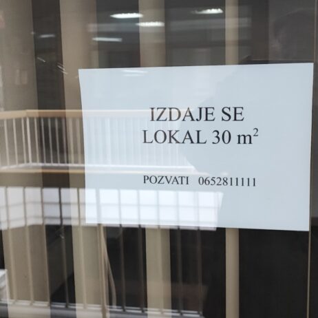 Izdaje se lokal br. 19, u poslovnom centru Ambasador na spratu pored stepenica 30m2. Za sve informacije zvati na telefon 0652811111 Vukić Predrag.
