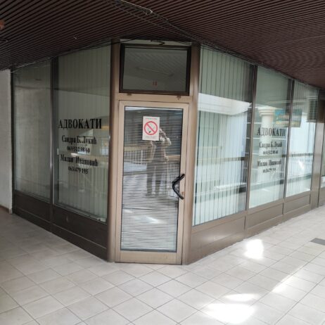 Izdaje se lokal br. 19, u poslovnom centru Ambasador na spratu pored stepenica 30m2. Za sve informacije zvati na telefon 0652811111 Vukić Predrag.