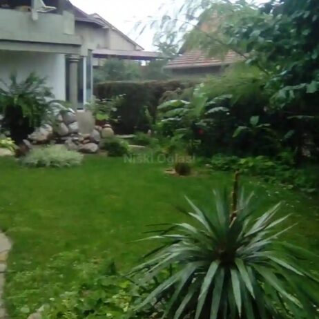 Izdajem namešten stan u prizemlju kuće u Brzom Brdu, sa parnim grejanjem. Stan je za jednu ili dve osobe. Sa svim troškovima i stanarinom – ukupna cena je 300E. Br tel. 0641735506