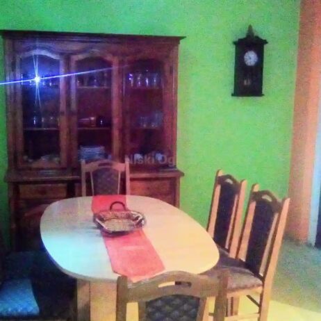 Izdajem namešten stan u prizemlju kuće u Brzom Brdu, sa parnim grejanjem. Stan je za jednu ili dve osobe. Sa svim troškovima i stanarinom – ukupna cena je 300E. Br tel. 0641735506