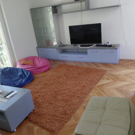 Izdajem opremljen stan u Rentenovoj ulici u Nišu