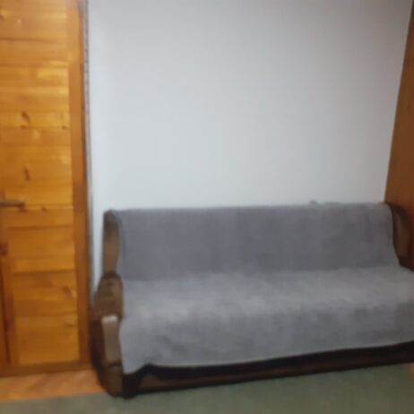 Izdajem kompletno namešten dvosoban stan 50 m2 u privatnoj kući na drugom spratu